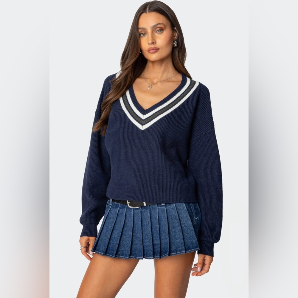 EDIKTED Lauryl V-Neck Sweater